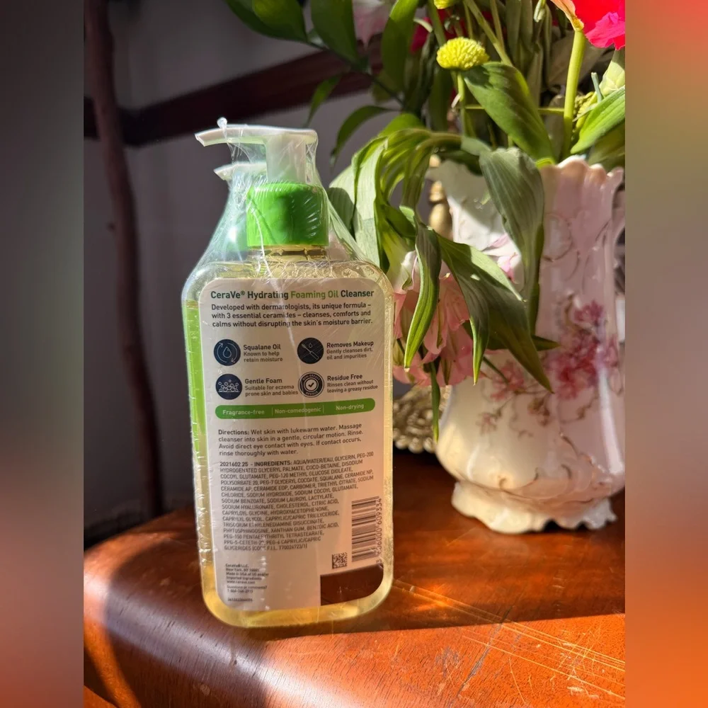 CeraVe Hydrating Foaming Oil Cleanser 💚 - Picture 3 of 9